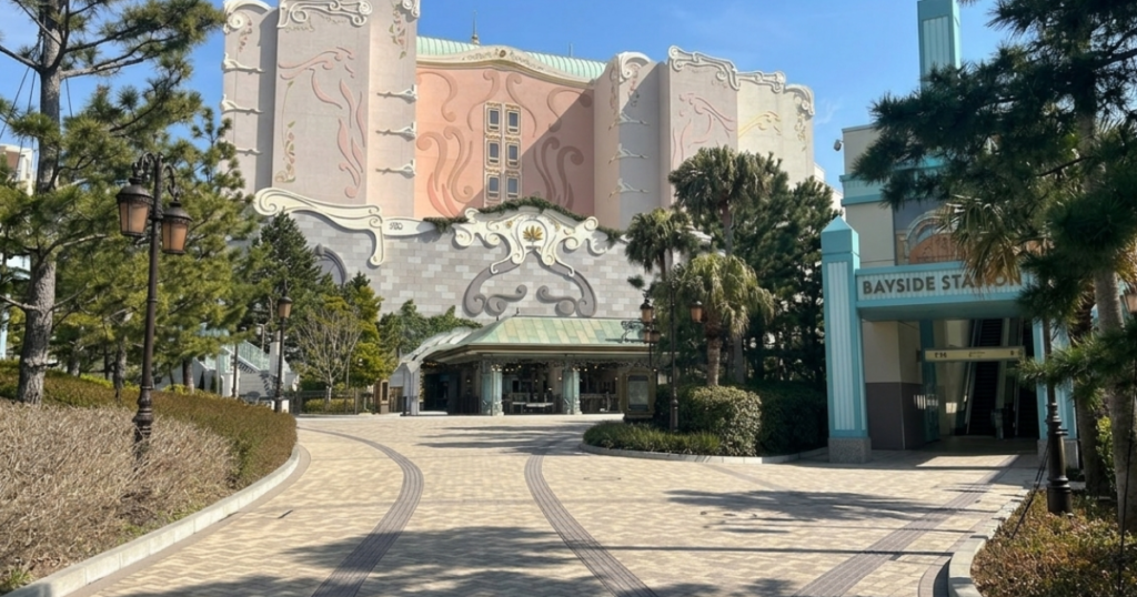 ファンタジースプリングスエリア　退園口　入園口