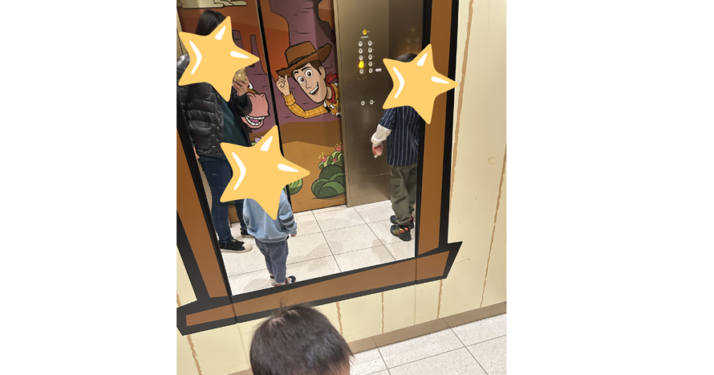 トイストーリーホテル　エレベーター　ウッディー